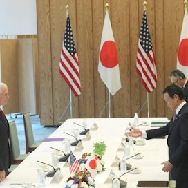 Yhdysvaltain varapresidentin Mike Pencen mukaan yhteistyö Japanin kanssa on Koillis-Aasian rauhan kulmakivi. LEHTIKUVA/AFP