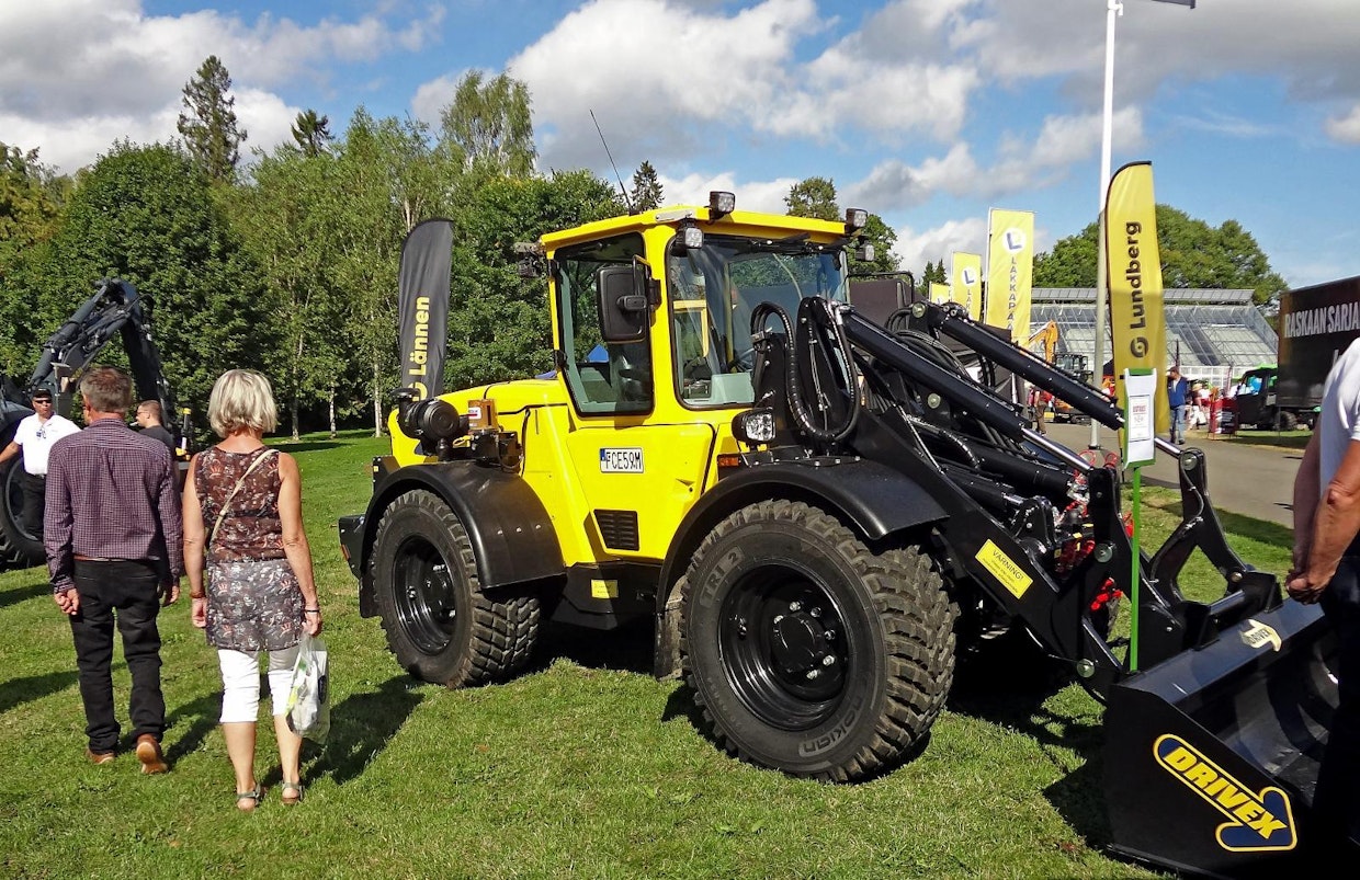Uuden Lundberg 50-sarjan Suomen ensiesittely oli Lepaalla Lännen Tractorsin näyttelyosastolla. Uuden mallin myynnin kerrottiiin alkaneen lupaavasti, sillä jo lähes 10 konetta oli myyty. Koneesta on tarkempi esittely Koneviestissä 9/2019. (JL)