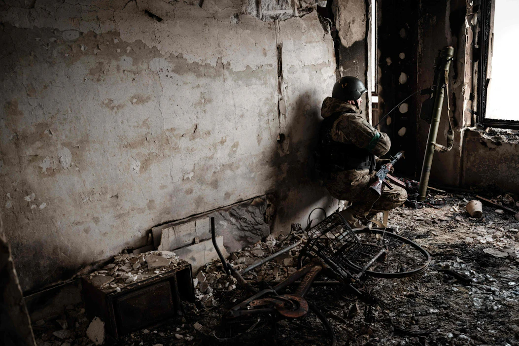 Ukrainan sotilas Bahmutissa torstaina. LEHTIKUVA/AFP.