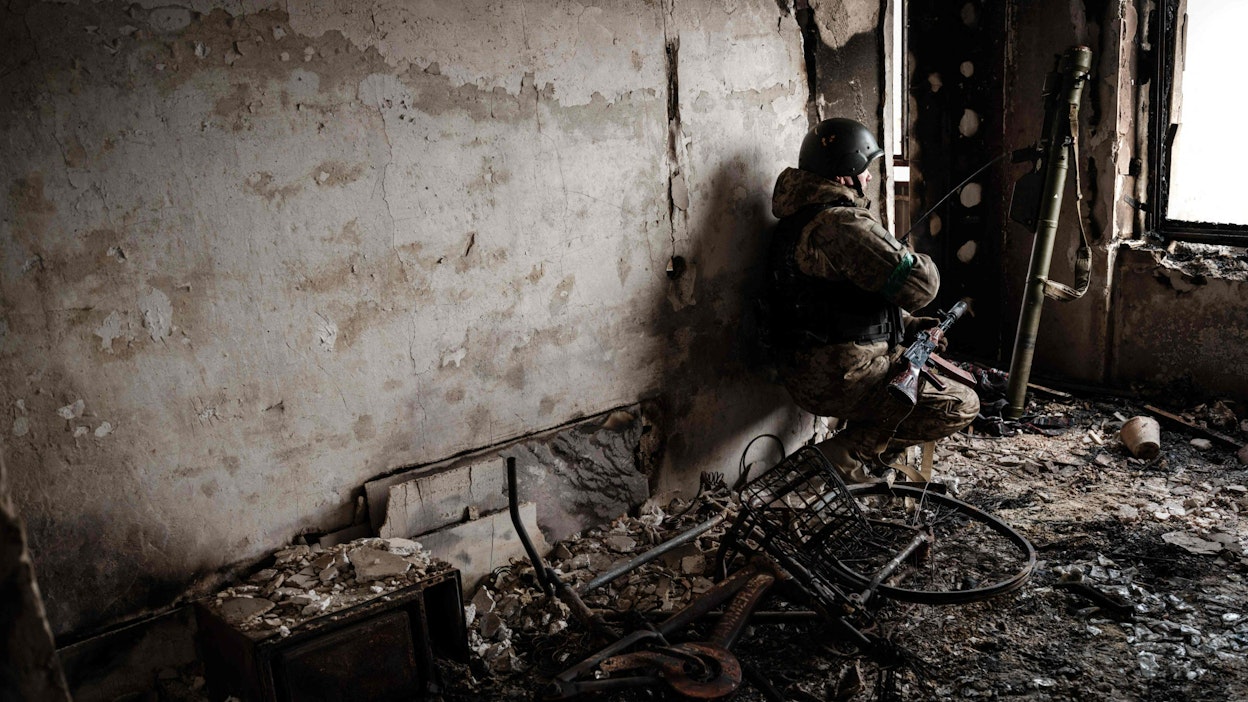 Ukrainan sotilas Bahmutissa torstaina. LEHTIKUVA/AFP.