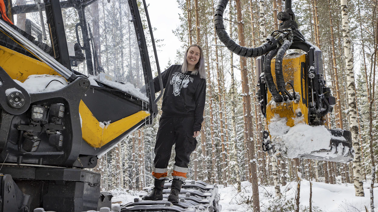 Nainen metsäkoneenkuljettajana on harvinaisuus. Laura Linkoneva on opiskellut alaa Tampereen seudun ammattiopistossa.