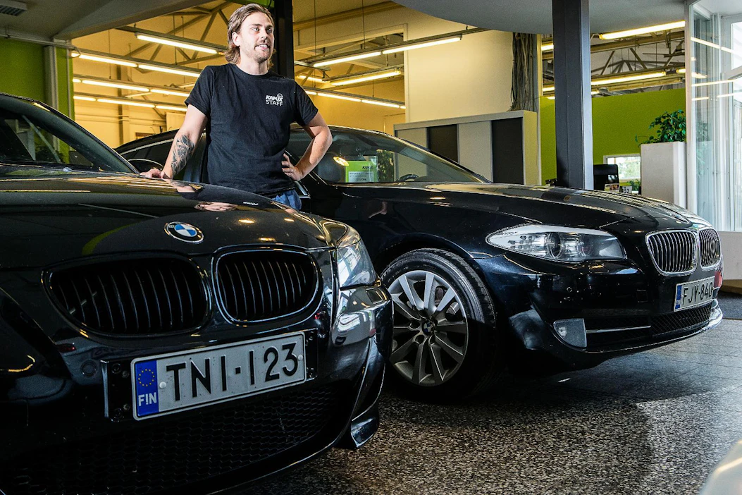 Autokauppa on pysytellyt vilkkaana tänä vuonna, vaikka kireä uusien autojen verotus suosii isojen käytettyjen dieselautojen tuontia.