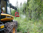 Boorilannoitus voidaan hoitaa koneellisen taimikonhoidon yhteydessä. Ponssen motoon yhdistetty Naarvan kitkevä perkaaja vetää koivunvesoja juurineen maasta ja ruiskuttaa samalla booria taimikkoon Mäntyharjulla. Mari Ikonen