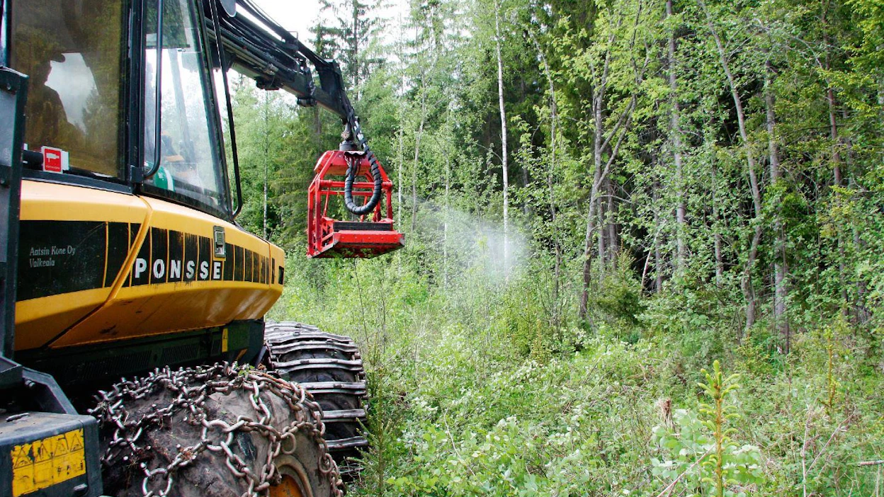 Boorilannoitus voidaan hoitaa koneellisen taimikonhoidon yhteydessä. Ponssen motoon yhdistetty Naarvan kitkevä perkaaja vetää koivunvesoja juurineen maasta ja ruiskuttaa samalla booria taimikkoon Mäntyharjulla. Mari Ikonen