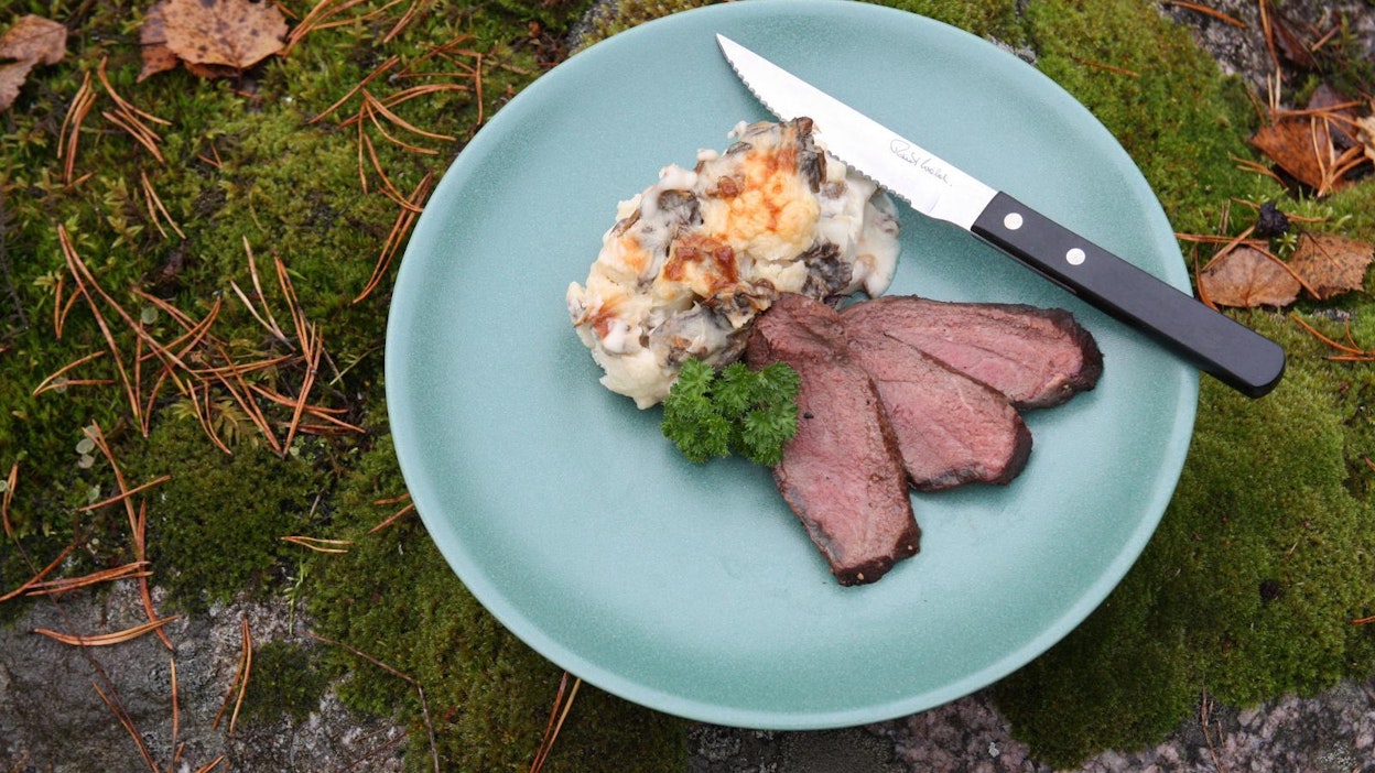 Kukkakaaligratiini maistuu esimerkiksi peuran ulkofileen lisukkeena.