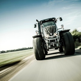 Ajokorttivaatimukset on syytä tuntea, kun kiipeää yli 40 km/h kulkevan traktoriin vuoden vaihteen jälkeen.