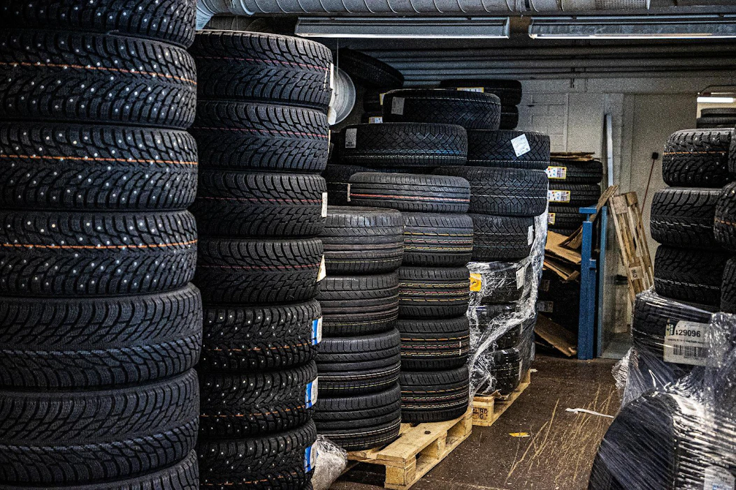 Tavallisesti kuluttaja jättää vanhat renkaat rengasliikkeeseen ostaessaan uudet.