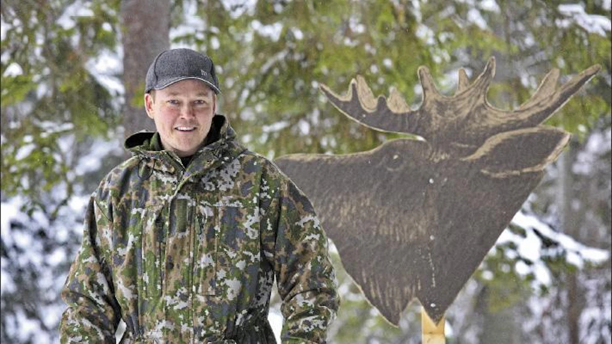 Hirvenhiihdon SM-kisojen kilpailunjohtaja Perttu Hietanen toivoo metsästäjäsarjan ja nettinäkyvyyden houkuttelevan uusia harrastajia lajin pariin. Tämän vuoden hiihtomaastoja hän kuvaa kohtalaisen vaativiksi. Sami Karppinen