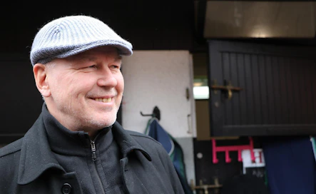 Timo Nurmos kuvattuna Pariisissa. Nyt hän on kotimaan pääkaupunkiseudulla Solvallan radan edustajana sekä alkavan Kansallismuseon näyttelyn yhtenä ”mannekiinina”.