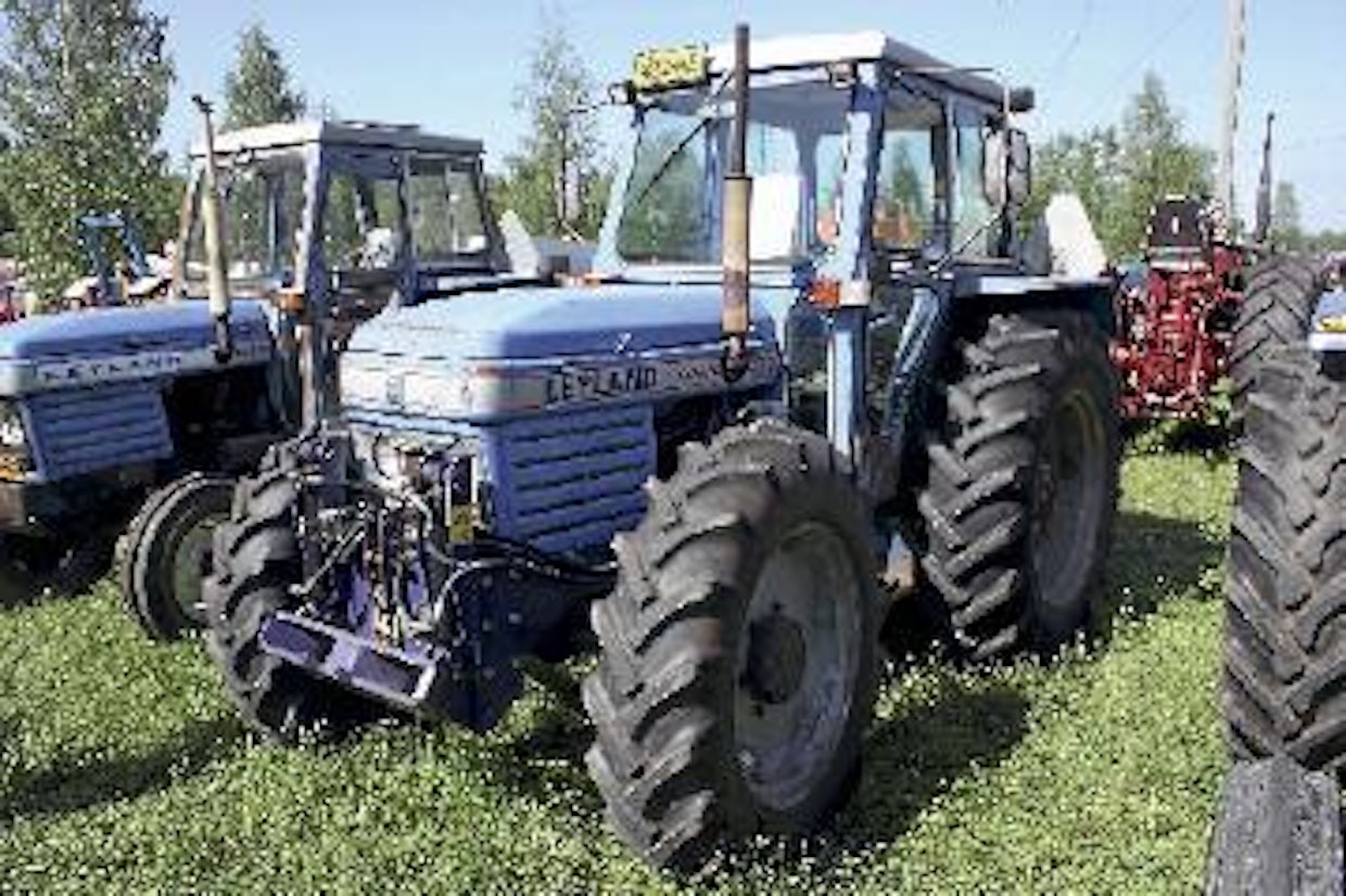 Leyland 472 Synchro kuului viimeiseen, vuosina 1978–1979 esiteltyyn siniseen sarjaan. Vuodesta 1981 lähtien traktorit olivat keltaisia. Seuraavan vuoden aikana tapahtuneen yksityistämisen myötä merkiksi vaihtui Marshall ja 30 vuotta kestänyt maahantuonti päättyi. 73-hevosvoimaisen nelivedon etuakselin on tehnyt italialainen Carraro, vaihteisto on synkronoitu 9+3R. (Iisalmi)