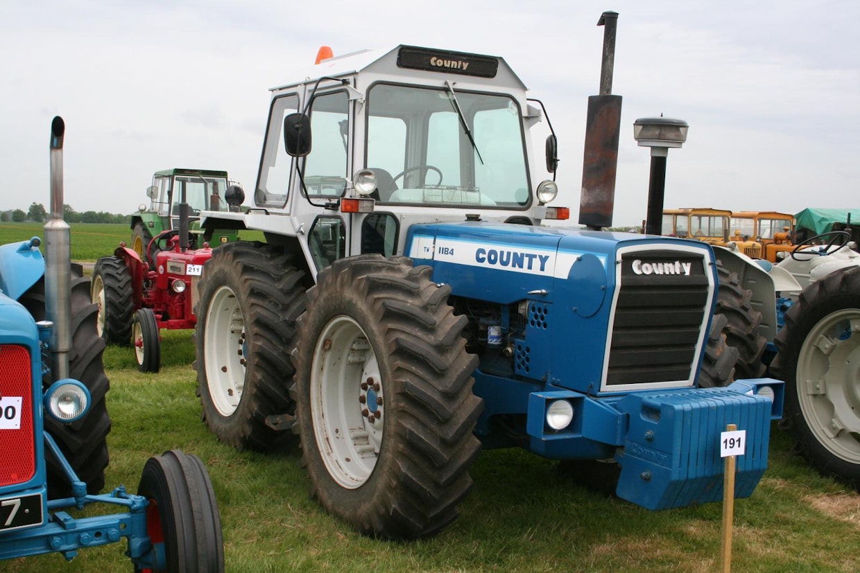 Ensimmäiset kääntyvillä etupyörillä varustetut County-nelivedot tehtiin Fordson Super Majoreista, sarjatuotanto alkoi elokuussa 1961. Hintaa nelivetoversiolle kertyi tuplasti tavalliseen Majuriin verrattuna, mutta siitä huolimatta sitä ostettiin Suomeenkin satamäärin. Päinvastoin kuin Englannissa, meillä Countya ei käytetty juurikaan maataloudessa, vaan maansiirtotöissä ja jonkun verran metsäajoissa.
