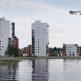 Päijänteen pinta on lähennellyt viime päivinä tulvakorkeutta. Jyväskylässä rantaviiva on lähestynyt Äijälän messualueen tornitaloja ja ne näyttävät kuin kasvaisivat vedestä.