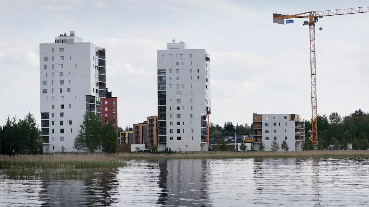 Päijänteen pinta on lähennellyt viime päivinä tulvakorkeutta. Jyväskylässä rantaviiva on lähestynyt Äijälän messualueen tornitaloja ja ne näyttävät kuin kasvaisivat vedestä.