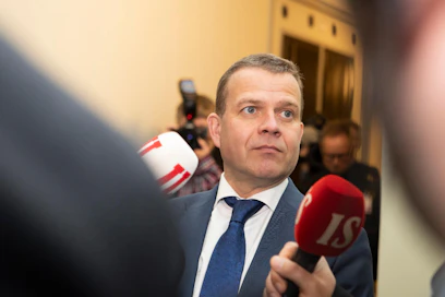 Orpo kehuu kirjeessä puolueensa olleen suoraselkäinen, koska se ei ole käynyt huutokauppaa vastuullisen ja tulevaisuuteen katsovan politiikkansa linjasta.