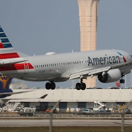 American Airlinesin Boeing 737 MAX 8 laskeutumassa Miamissa. LEHTIKUVA/AFP