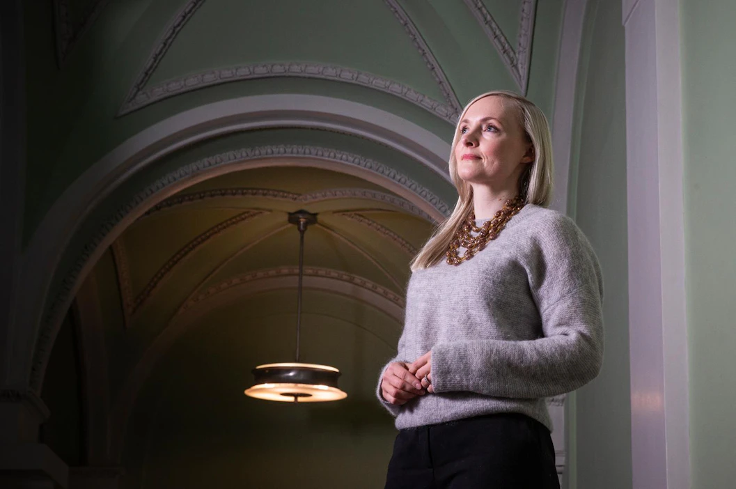 "Halusin valita puolueen, joka ottaa ilmasto- ja ympäristökysymykset tosissaan ja samaan aikaan puolustaa hyvinvointivaltiota. Sitä rakennelmaa, jonka ansiosta olen päässyt opiskelemaan tohtoriksi asti", Maria Ohisalo perustelee, miksi hänen puolueensa on vihreät.
