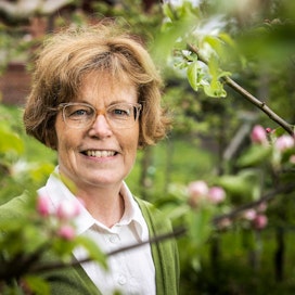 Christina Gestrin seuraa metsänhoitoasioita luottamustoimessaan PEFC Suomen puheenjohtajana. Vapaa-ajallaan hän on innokas puutarhuri.