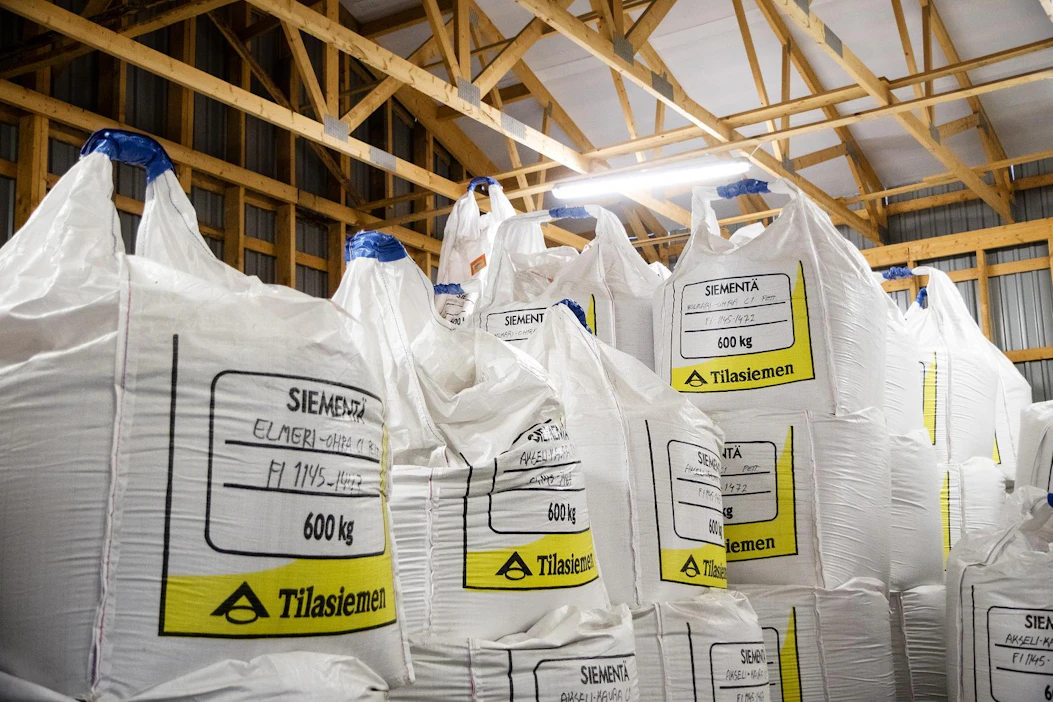 Tilasiemenen 40 pakkaamon ja yli 200 sopimusviljelijän tuotannosta syntyy vuosittain noin 25 miljoonaa kiloa viljojen ja nurmikasvien sertifioitua siementä.
