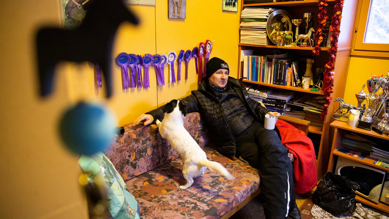 Lisää ruusukkeita? Kuvassa Ranch-kasvatustallin eli Katri Rantalan tallikämpässä kahvitteleva Kimmo Kemppi ohjastaa ensi keskiviikkona Vermossa pitkästä aikaa kilpaa.