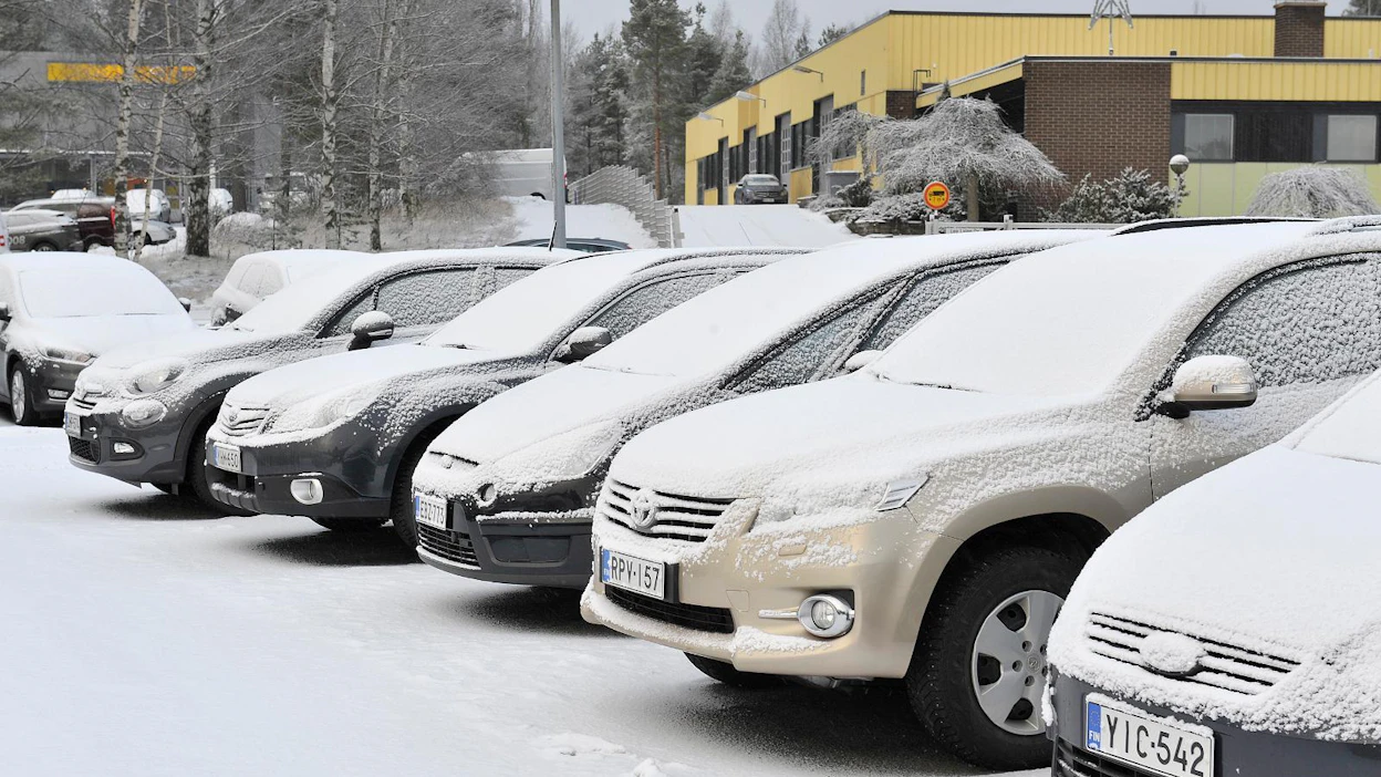 Järkisyden lisäksi auton ostamisessa on kuitenkin kyse aina myös tunteista. Auton ostamiseen liittyy esimerkiksi vaihtelunhalua, uutuudenviehätystä ja elämyksellisyyttä.