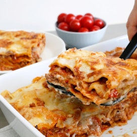 Perinteiseen lasagneen tulee sekä lihaa että juustoa.