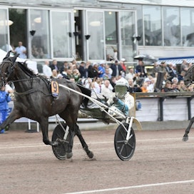 Åby Stora Prisin loppusuora oli Propulsionin näytöstä. Se voitti 2 miljoonaa kruunua joutumatta pistämään kaikkeaan peliin.