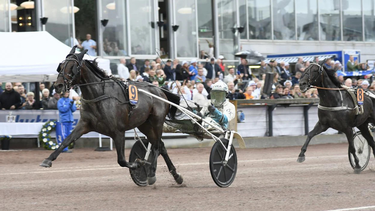 Åby Stora Prisin loppusuora oli Propulsionin näytöstä. Se voitti 2 miljoonaa kruunua joutumatta pistämään kaikkeaan peliin.