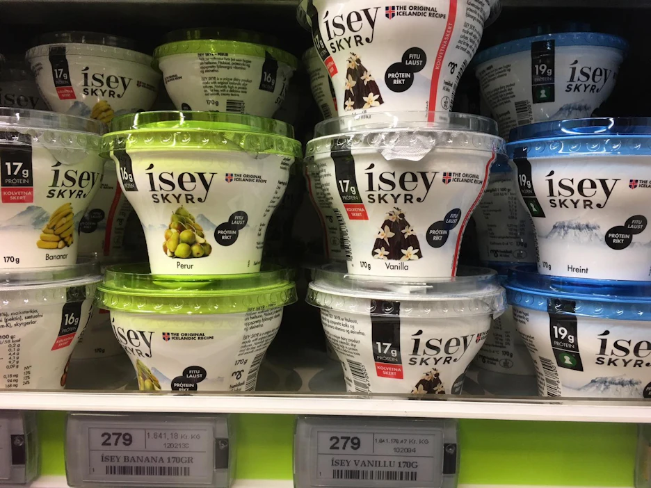 Skyr-pikari maksaa muutenkin kalliissa Islannissa 2,2 euroa, Suomessa yhden euron molemmin puolin. Purkeissa ja islantilaisen maitohyllyn reunassa kerrotaan englanniksi, että kysymyksessä on sellaisenaan syötävä rasvaton perinneherkku. Skyr-pikarin mukana tulee aina lusikka.