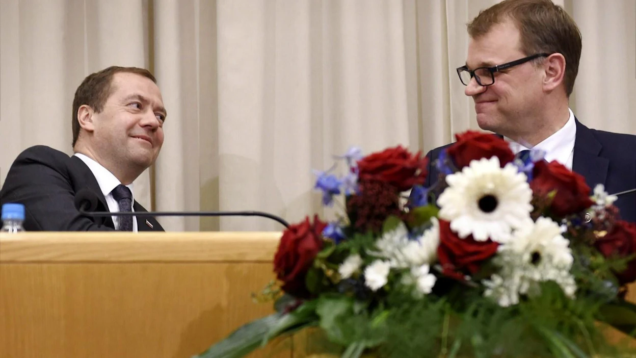 Pääministeri Juha Sipilä ja hänen venäläinen virkaveljensä Dmitri Medvedev pitivät yhteisen tiedotustilaisuuden Oulussa kaksi vuotta sitten. Kuva: Lehtikuva / Antti Aimo-Koivisto