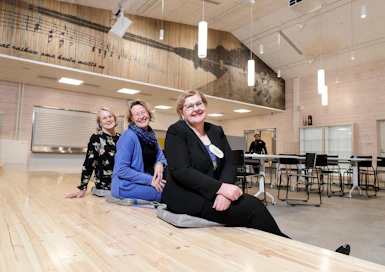 Jaana Ruuskanen (kuvassa etualalla), Pia Harmokivi ja Anna-Maija Saikku iloitsevat Vesannon uudesta hirsikoulusta.