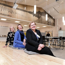 Jaana Ruuskanen (kuvassa etualalla), Pia Harmokivi ja Anna-Maija Saikku iloitsevat Vesannon uudesta hirsikoulusta.
