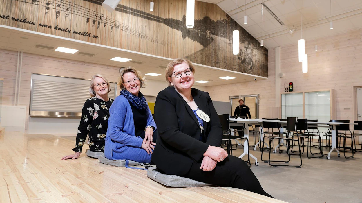 Jaana Ruuskanen (kuvassa etualalla), Pia Harmokivi ja Anna-Maija Saikku iloitsevat Vesannon uudesta hirsikoulusta.