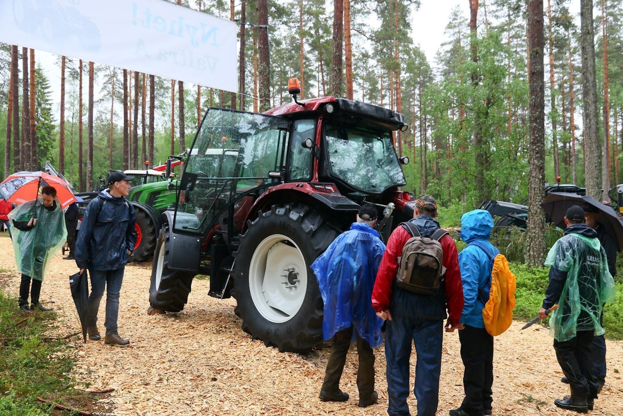 Ruotsissa suositun A-sarjan Valtra oli esillä metsävarusteltuna. Ruotsissa metsätilat arvostavat mallisarjan metsäominaisuuksia. Uutuuden ympärillä parveili paljon kiinnostuneita. Ruotsin suuremman  väestöpohjan vuoksi ei ole ihme, että metsävarusteltuja traktoreita ja metsäperävaunuja myydään paljon Suomea enemmän. (TH)