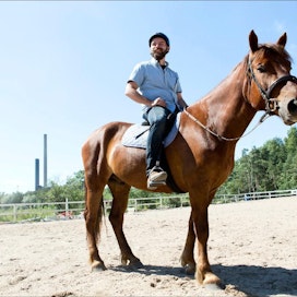 ”Nyt on hieno aika olla hevosen kanssa. Suhdetta ei enää varjosta riippuvaisuus”, kertoo Yli-Vakkuri Koneen säätiön rahoittamasta Hevoslinja-projektista. Ville-Petteri Määttä