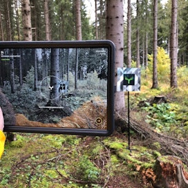 Metsäkierroksella tutustutaan metsien hoitoon ja käyttöön. Tabletista näkyy kameran kuvan päälle lisättynä todellisuutena, miten puu kaatuu ja mitä tuotteita siitä saadaan.