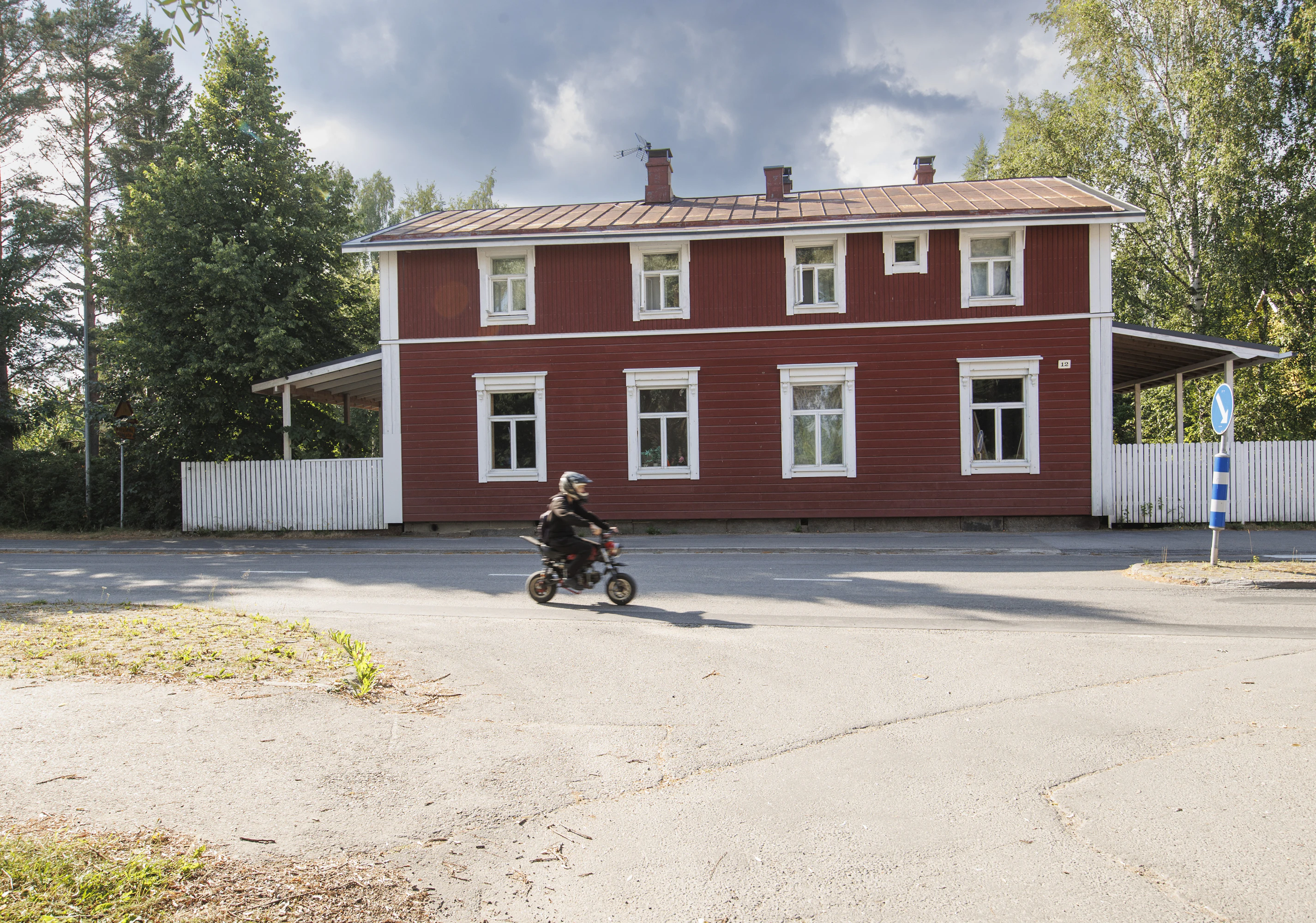 Hiekkavirran talon keskellä oli aikoinaan sisäänkäynti ja näyteikkunat kadun puolella, mutta edellinen omistaja laittoi ne peittoon.