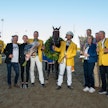 Mats E Djuselle ja Jörgen Westholmille Derbyn voitto oli uran ensimmäinen. Norchri AB omistaman oriin hoitaja on Victor S Sundgren (oik. hevosesta).
