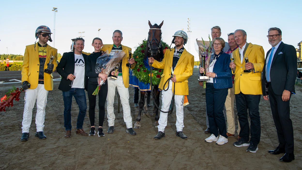 Mats E Djuselle ja Jörgen Westholmille Derbyn voitto oli uran ensimmäinen. Norchri AB omistaman oriin hoitaja on Victor S Sundgren (oik. hevosesta).