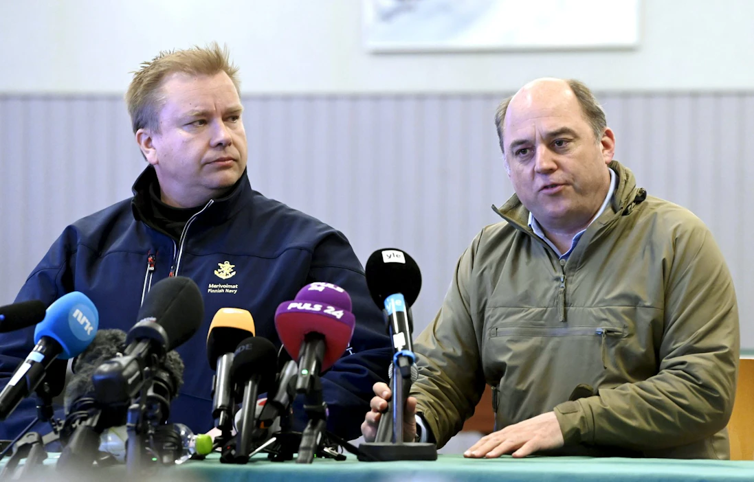 Britannian puolustusministeri Ben Wallace piti yhteisen tiedotustilaisuudessa puolustusministeri Antti Kaikkosen (kesk.) kanssa Niinisalossa. LEHTIKUVA / Heikki Saukkomaa.