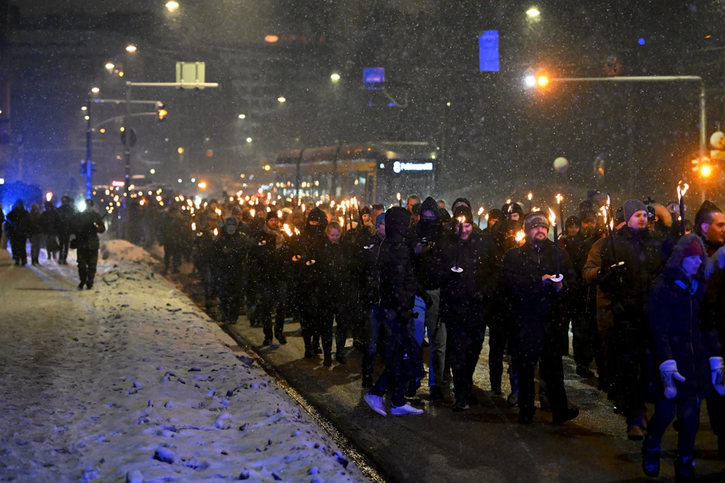 Itsenäisyyspäivän 612-soihtukulkue lähti liikkeelle Töölöntorilta hieman ennen kello seitsemää illalla. LEHTIKUVA / EMMI KORHONEN.