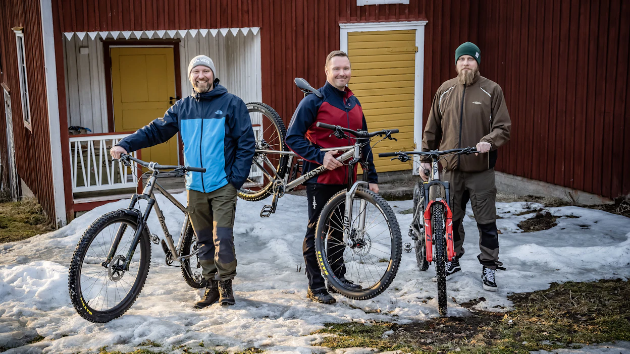 Markku Hautamäki, Kyösti Peltokoski ja Matti Uusi-Laitila perustivat pyöräyrityksen yhdessä. He toteavat, ettei ystävyys ole joutunut koetukselle pyöräbisneksen myötä. Jokaisella on oma roolinsa porukassa.