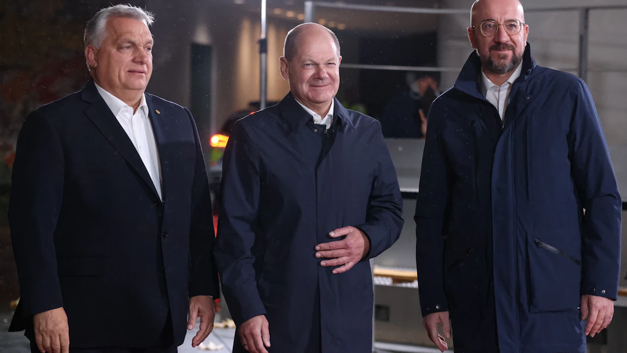 EU-huippukokouksen historiallisen päätöksen avainpeluri oli ilmeisesti Saksan liittokansleri Olaf Scholz (keskellä). Eurooppa-neuvoston puheenjohtaja Charles Michelin (oikealla) siunauksella Scholz marssitti Unkarin pääministeri Viktor Orbánin ulos kokoussalista, kun yksimielinen ratkaisu piti tehdä.