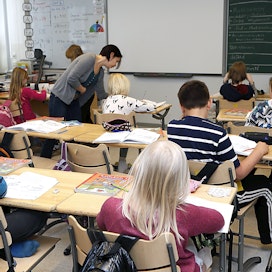 Asiantuntija näkisi mielellään kouluissa myös käsinkirjoituksen paluun.
