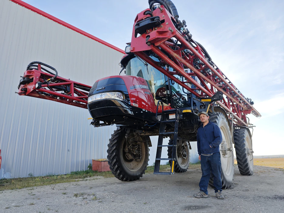 Quebecin ja Ontarion rajalla viljelevä Will Runnalls on vähentänyt canola-rapsin viljelyalaa tullisodan seurauksena. Talvisin hän työllistyy koneiden huoltotöissä.
