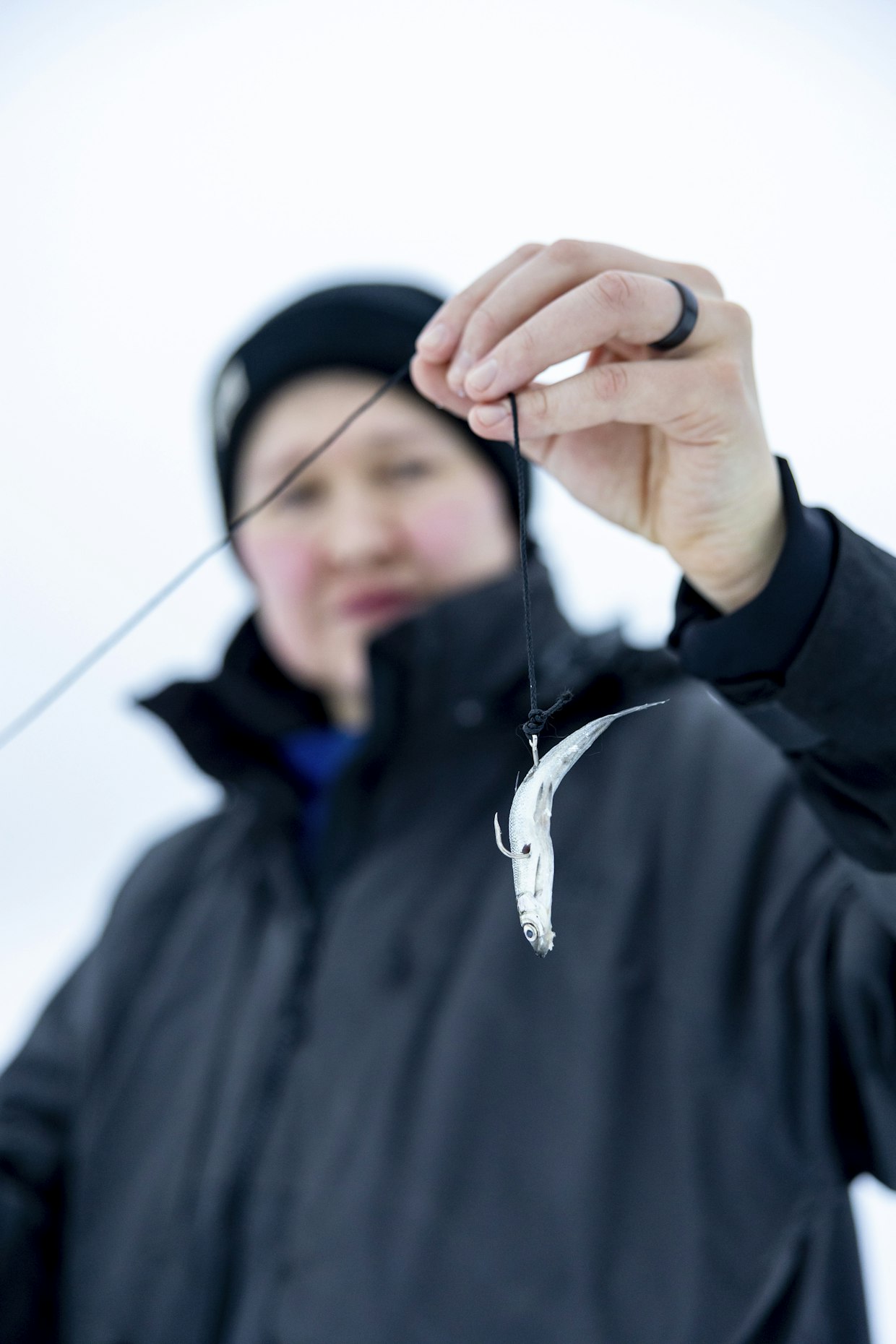 Jaakko Moisio asettamassa madepyydyksiä. Syöttinä on muikkua.