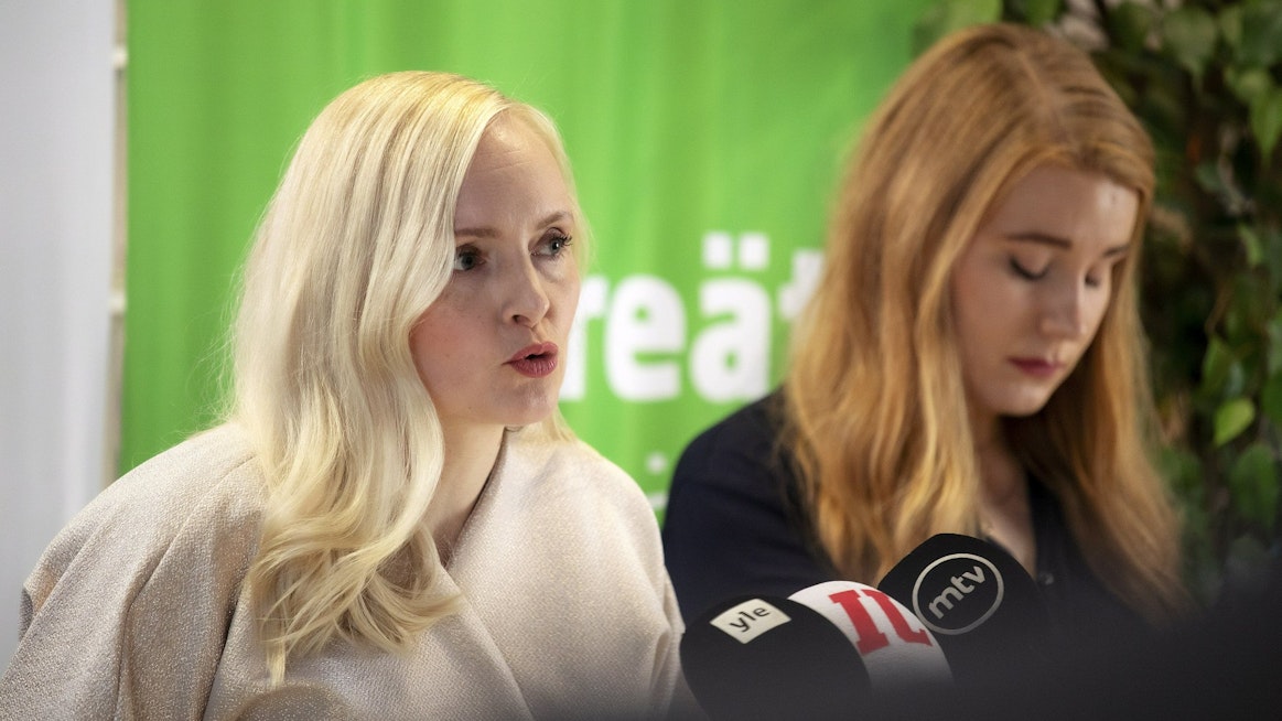 Osa vihreistä halusi muuttaa viime vuoden puoluekokouksessa tehdyn päätöksen passiiviseksi. Kuvassa puheenjohtaja Maria Ohisalo (vas.) ja puheenjohtajan sijainen Iiris Suomela eilisessä mediatilaisuudessa. LEHTIKUVA / LARI LIEVONEN.