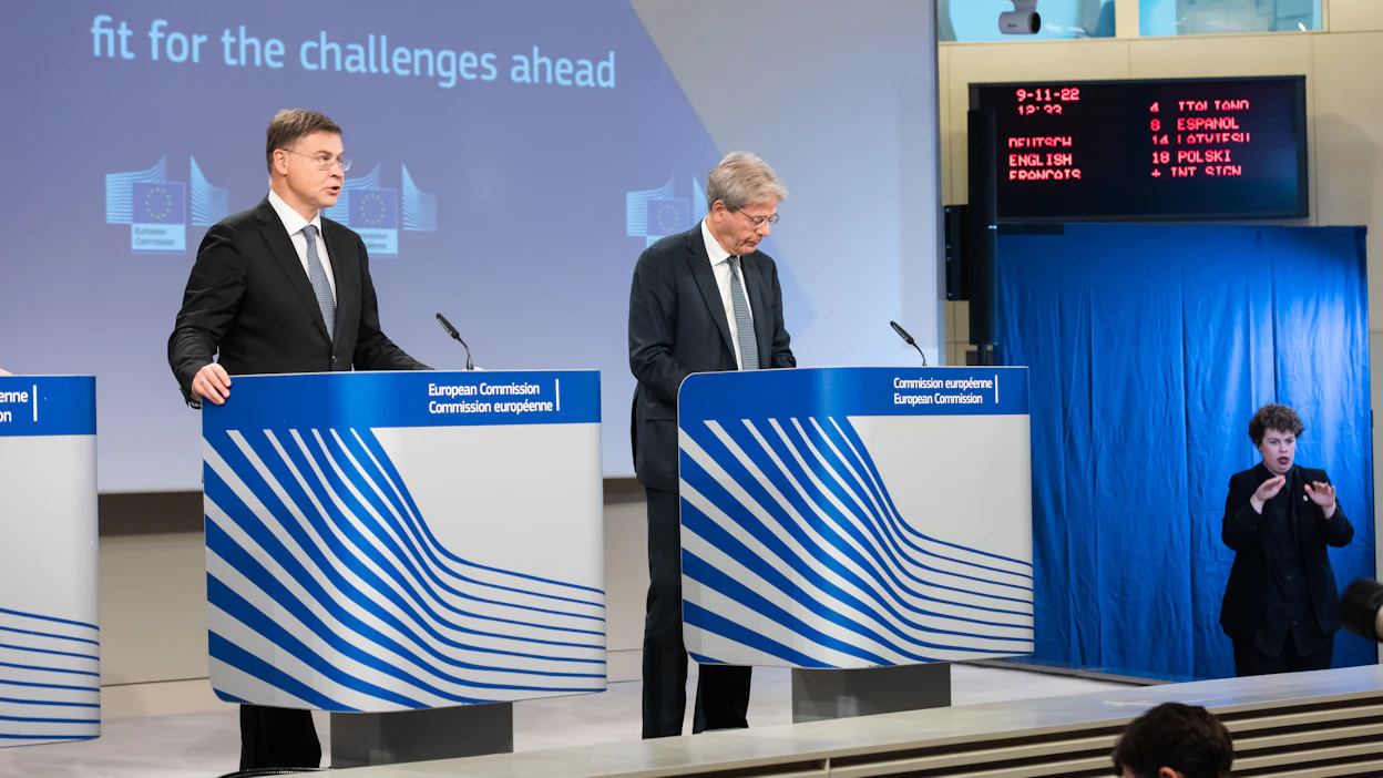 Komission varapuheenjohtaja Valdis Dombrovskis ja talouskomissaari Paolo Gentiloni esittelivät keskiviikkona Brysselissä komission esitystä uusista taloussäännöistä.