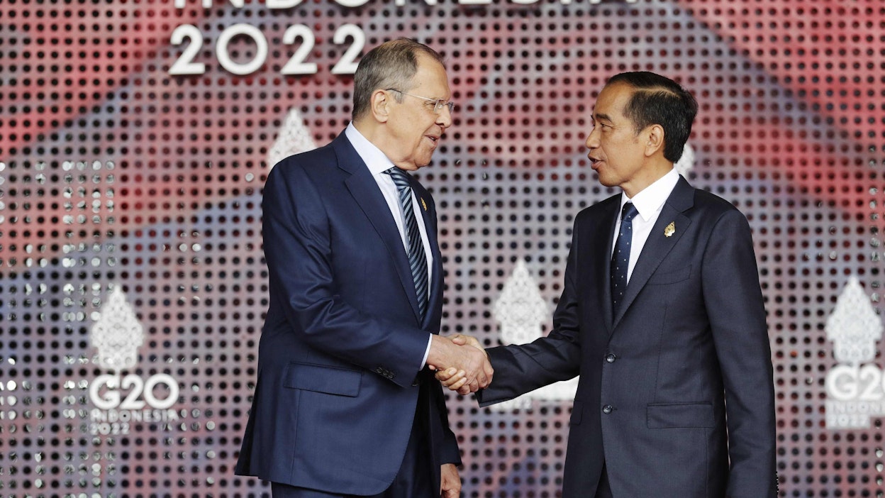 Ulkoministeri Sergei Lavrov johtaa Venäjän delegaatiota G20-maiden kokouksessa Balilla. Kuvassa myös Indonesian presidentti Joko Widodo. LEHTIKUVA/AFP. 