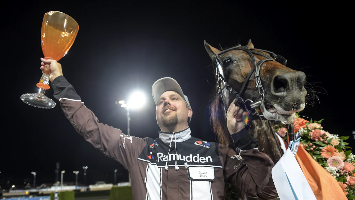 Daniel Redén ja Francesco Zet juhlimassa Breeders’ Crownia 2022. Onko menestyskaksikon yhteinen tulevaisuus uhattuna tallin taustavoiman Bengt Ågerupin konkurssin myötä?