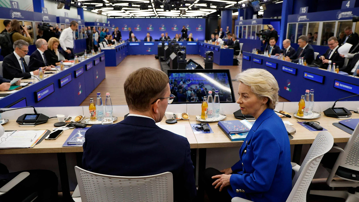 EU-johtajien epävirallisessa kokouksessa EU:n komission puheenjohtaja Ursula von der Leyen piti tärkeänä keskustella yhdysvaltalaisten ystävien kanssa siitä, että Venäjä ei ole uhka vain Euroopalle vaan myös maailmanlaajuiselle turvallisuudelle. LEHTIKUVA/AFP.